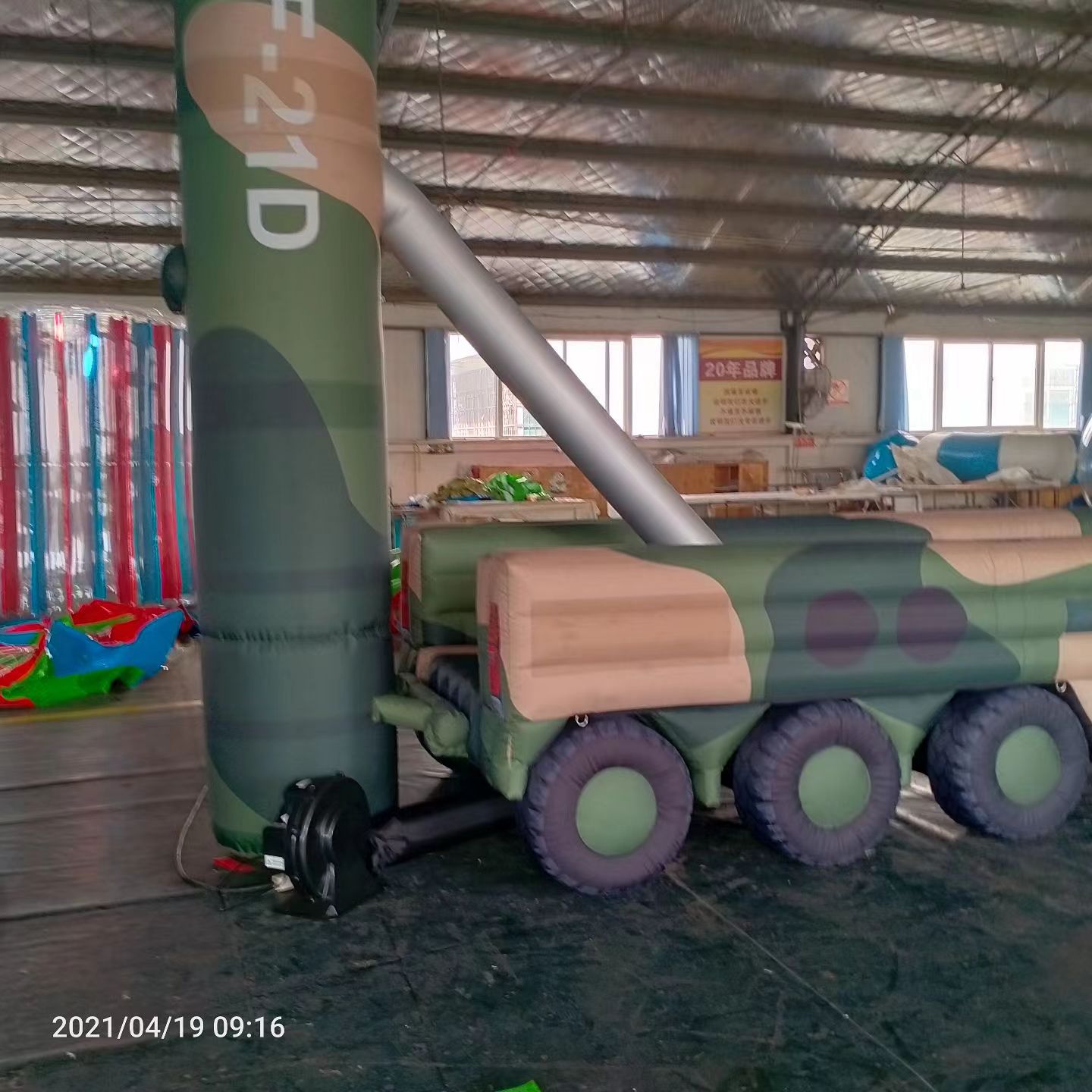 潍坊军事演习中的充气目标车辆：模拟发射车雷达车坦克飞机